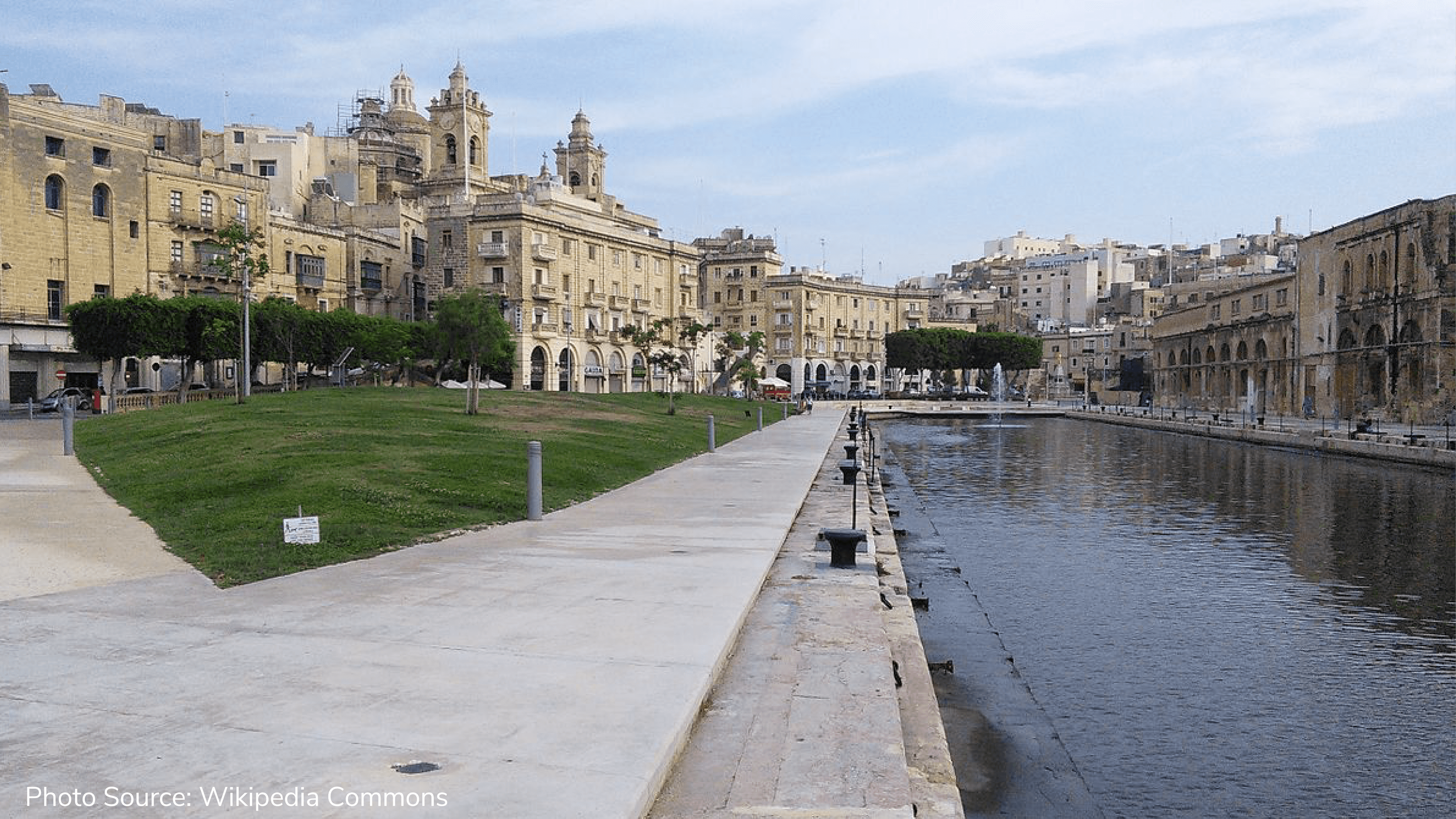 36-year-old cashier held at knife-point in Bormla