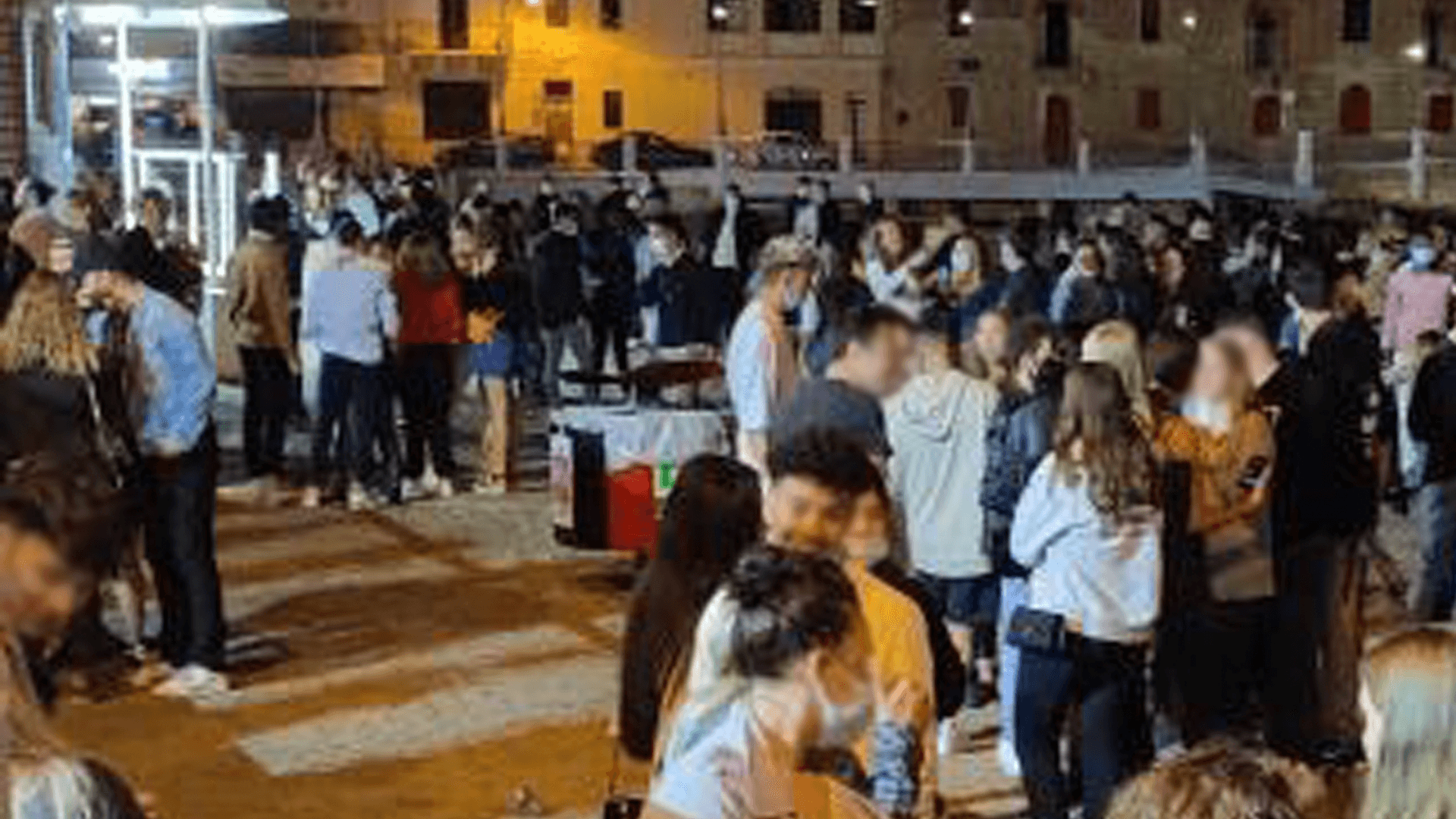 Crowds flock to beaches as bars closed at 11pm