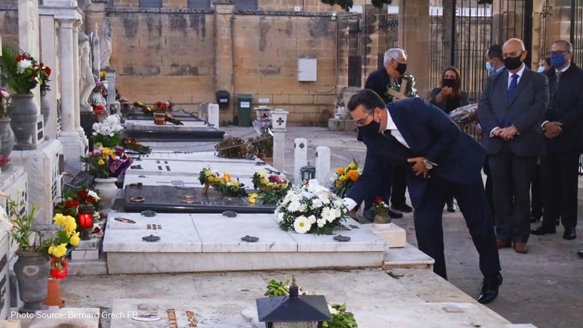 Bernard Grech visits Raymond Caruana’s grave, 34 years after his murder
