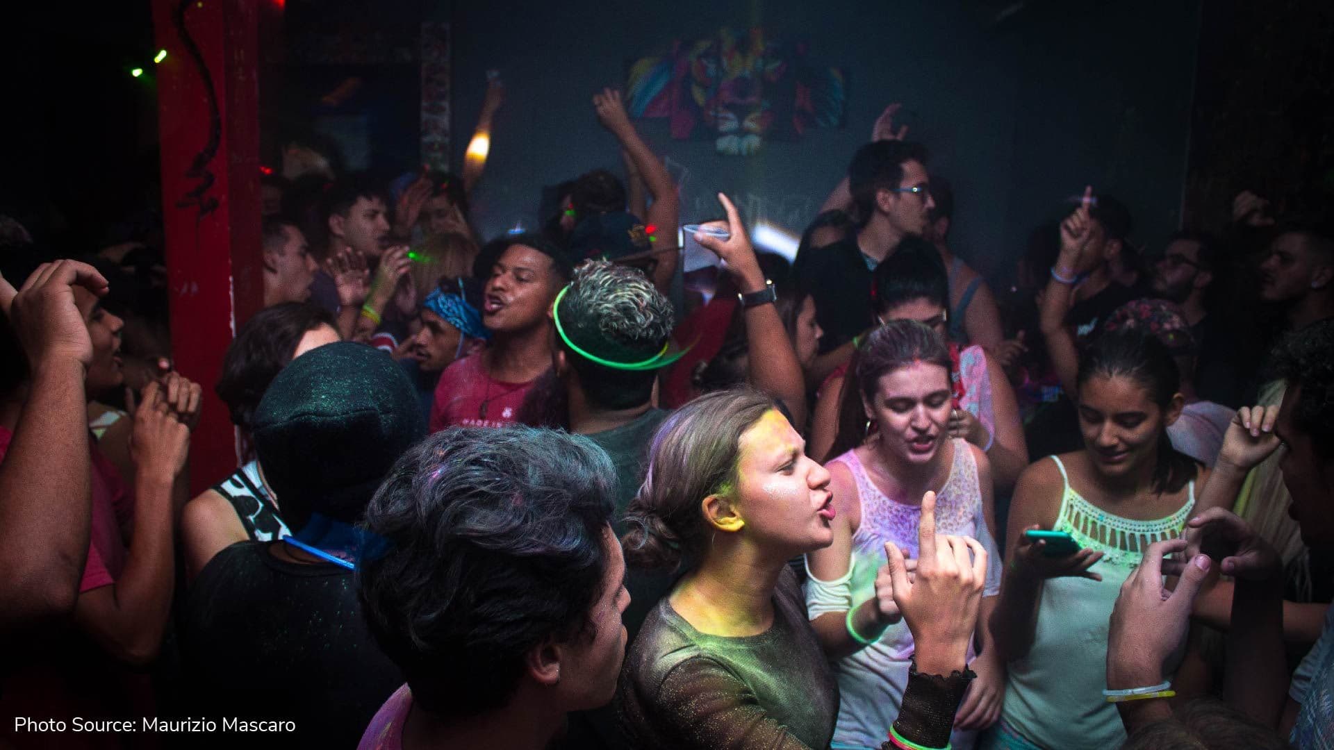 Bars, clubs and band clubs to close until December