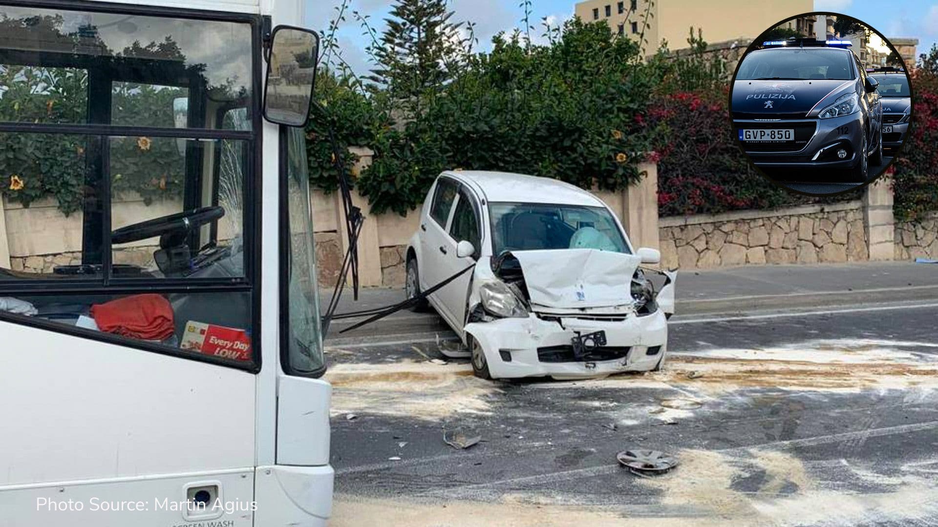 Crash between private bus and car in Mosta