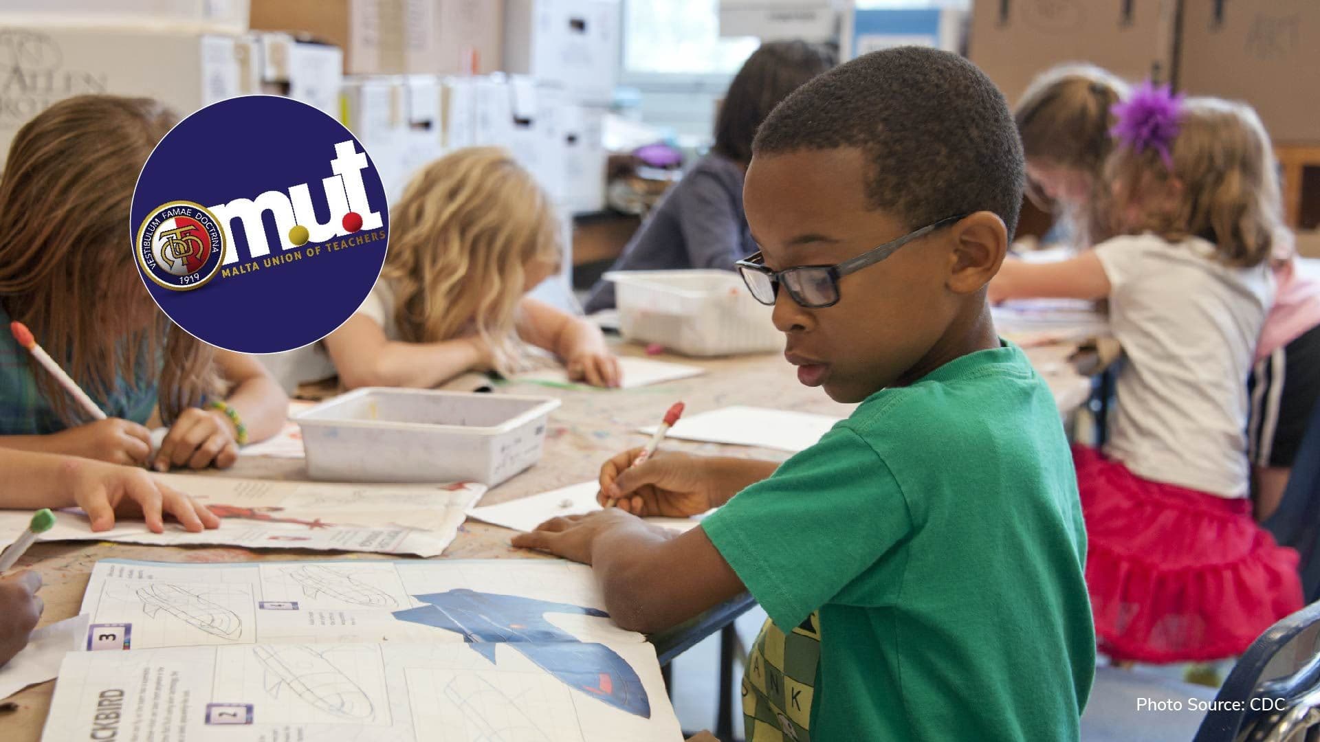 Teachers union urges government to keep schools closed