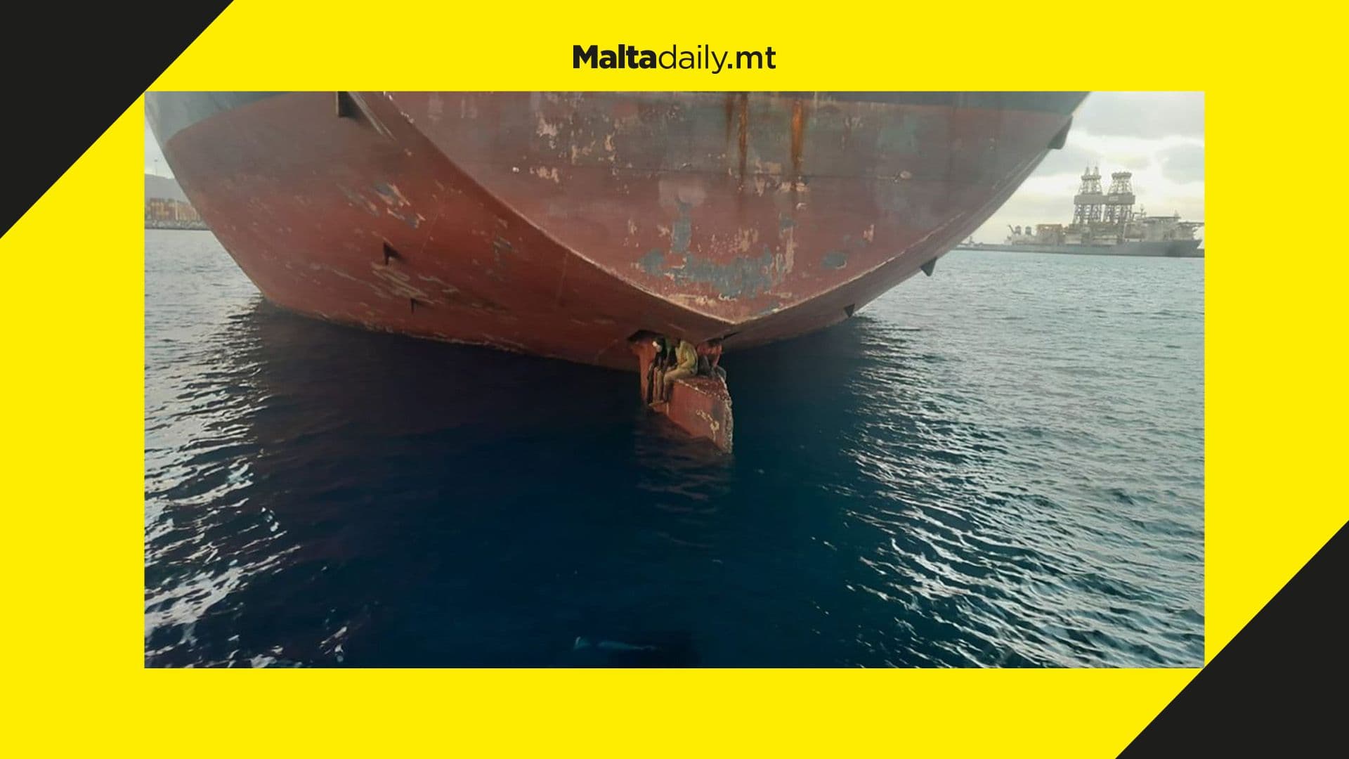 Three people stowed on top of the rudder of a ship arrived in the Canary Islands from Nigeria