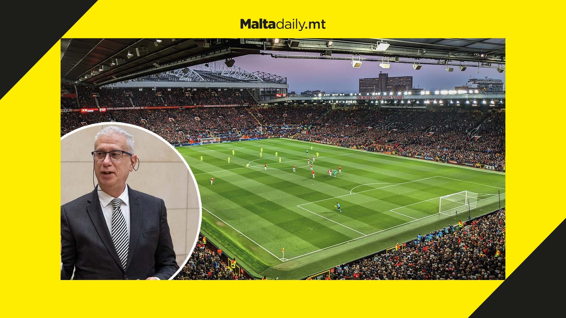 WATCH: Old Trafford pays tribute to late Robert Arrigo during United vs. Spurs match