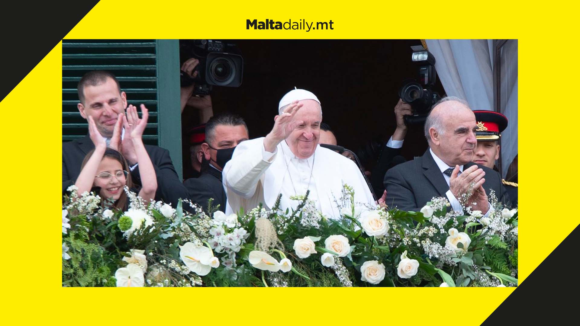 Pope on his way to visit migrants and Granaries mass