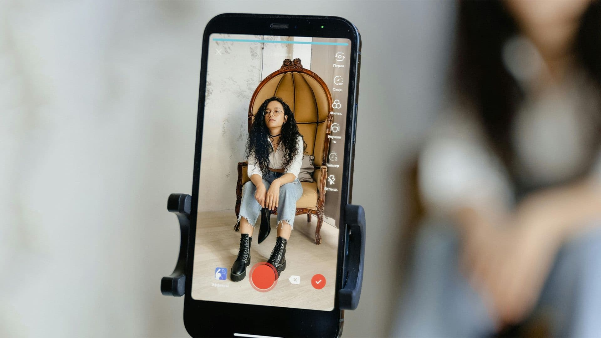 4 in 10 EU Citizens Follow Influencers on Social Media, Survey Reveals