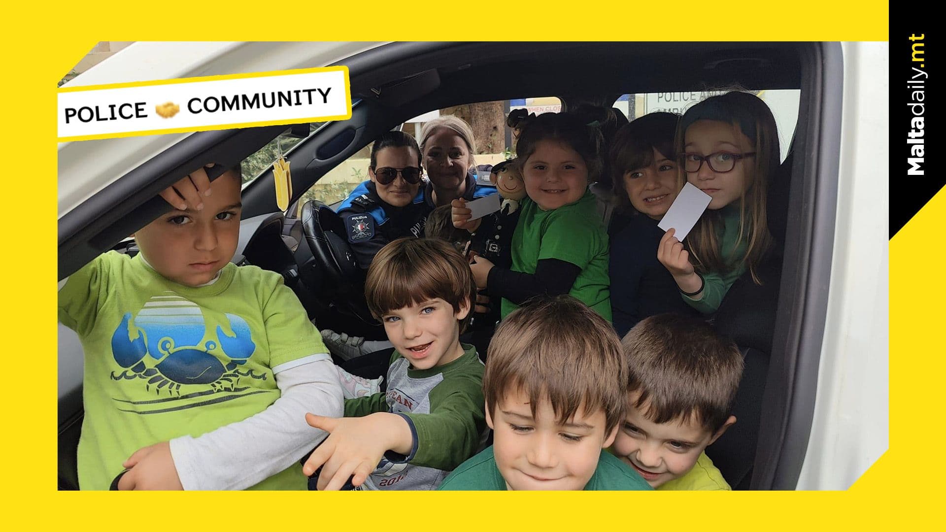 Wholesome moment as police officers take photo with primary school children