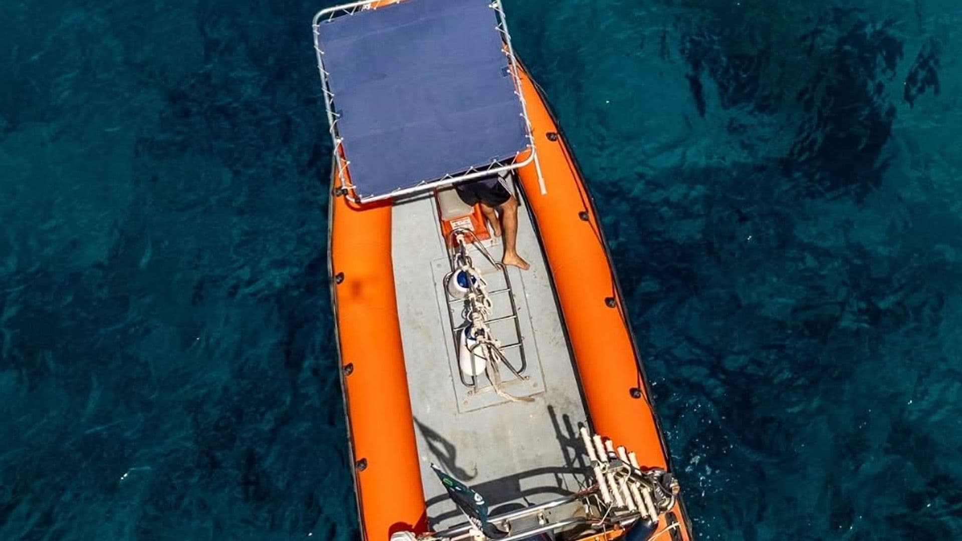 ŻIBEL MALTA TEAM TURNS BOAT BREAKDOWN INTO COASTAL CLEAN-UP AT MISTRA
