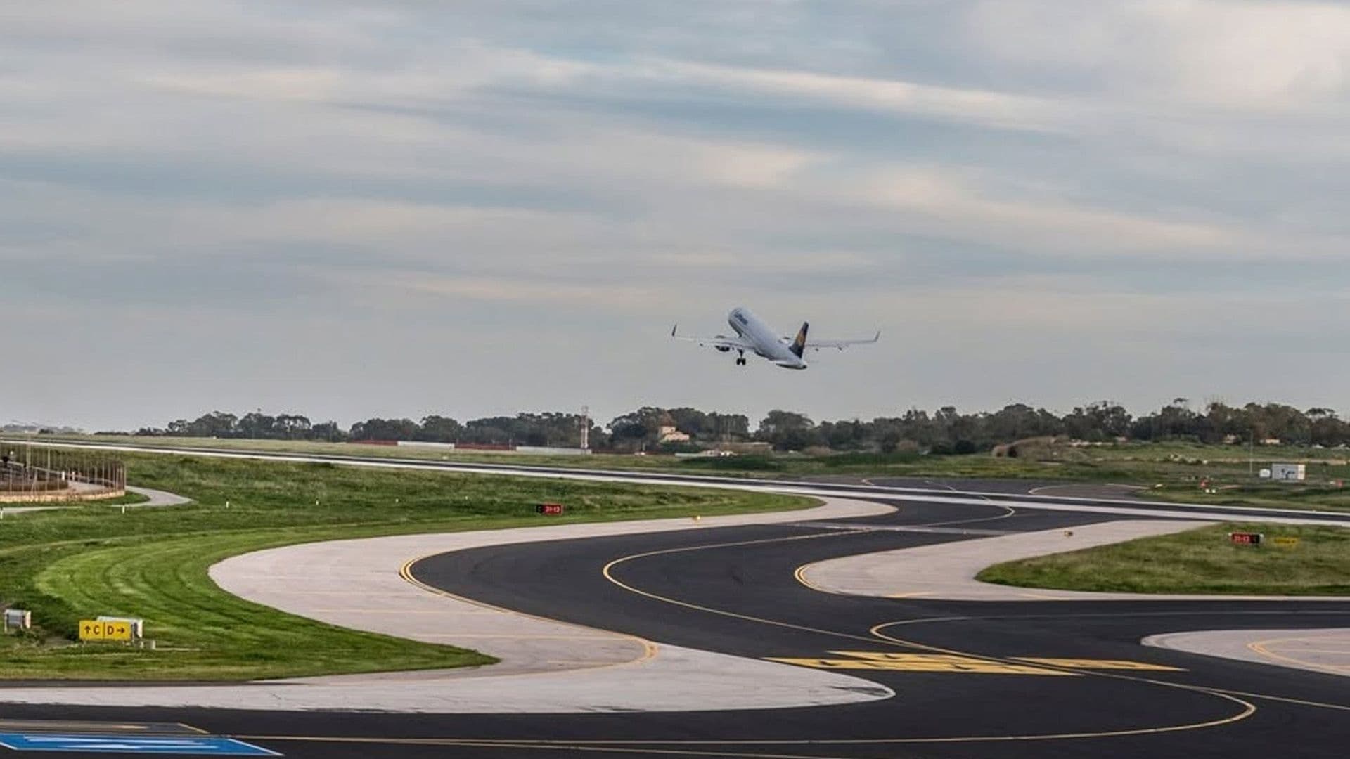 More Tourists Coming To Malta, More Maltese Going Abroad? Flights Rise 12.4% In August