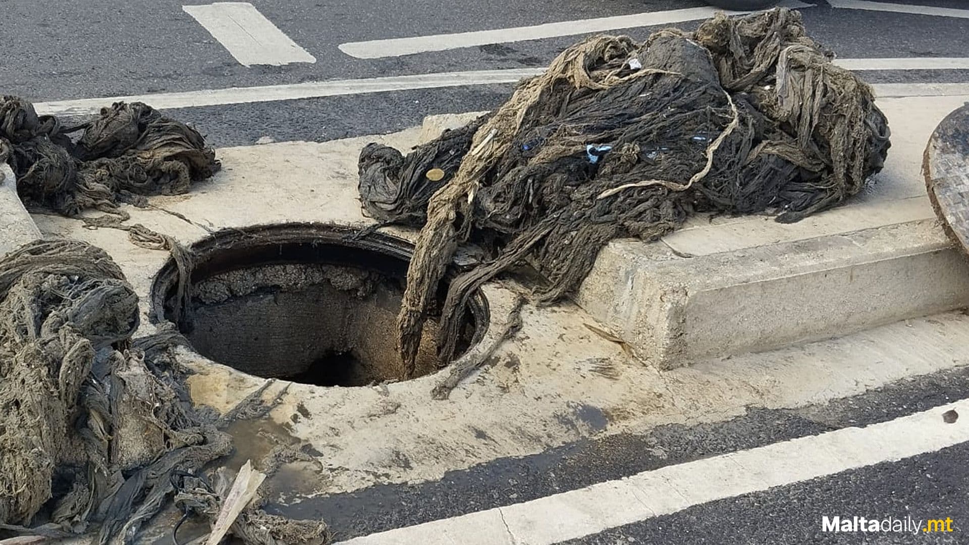 Wipes Clump & Block Sewage In Mdina Road, Qormi