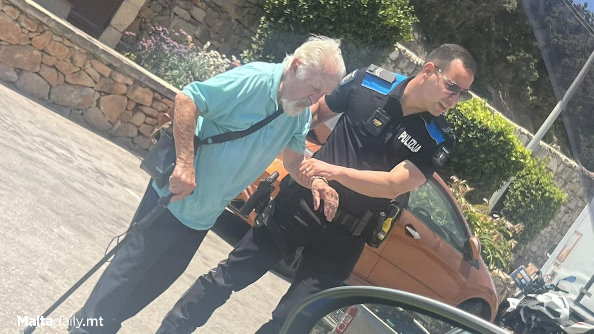 Policeman Praised For Helping Old Man Cross Road Safely