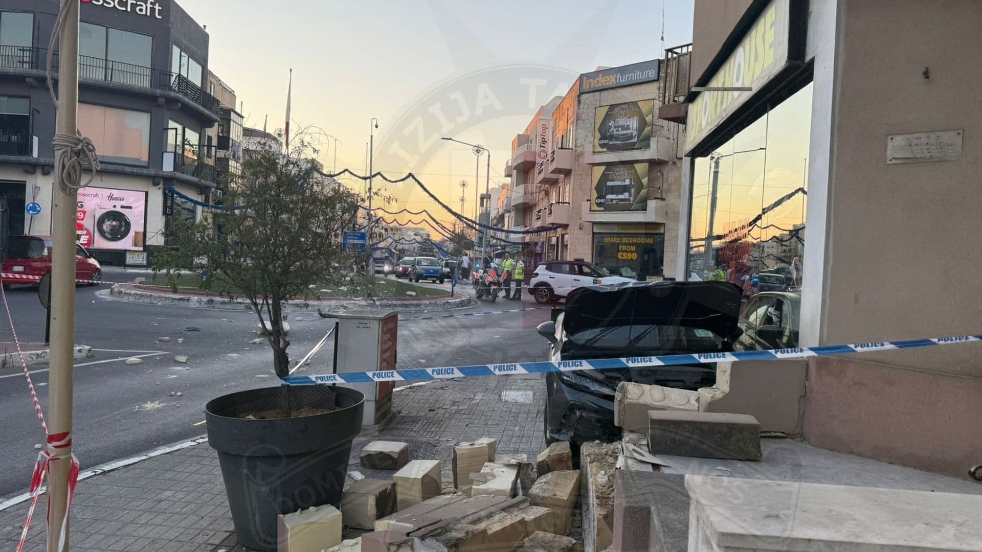 19 Year Old & 50 Year Old Injured After Driver Crashes Into Fgura Roundabout
