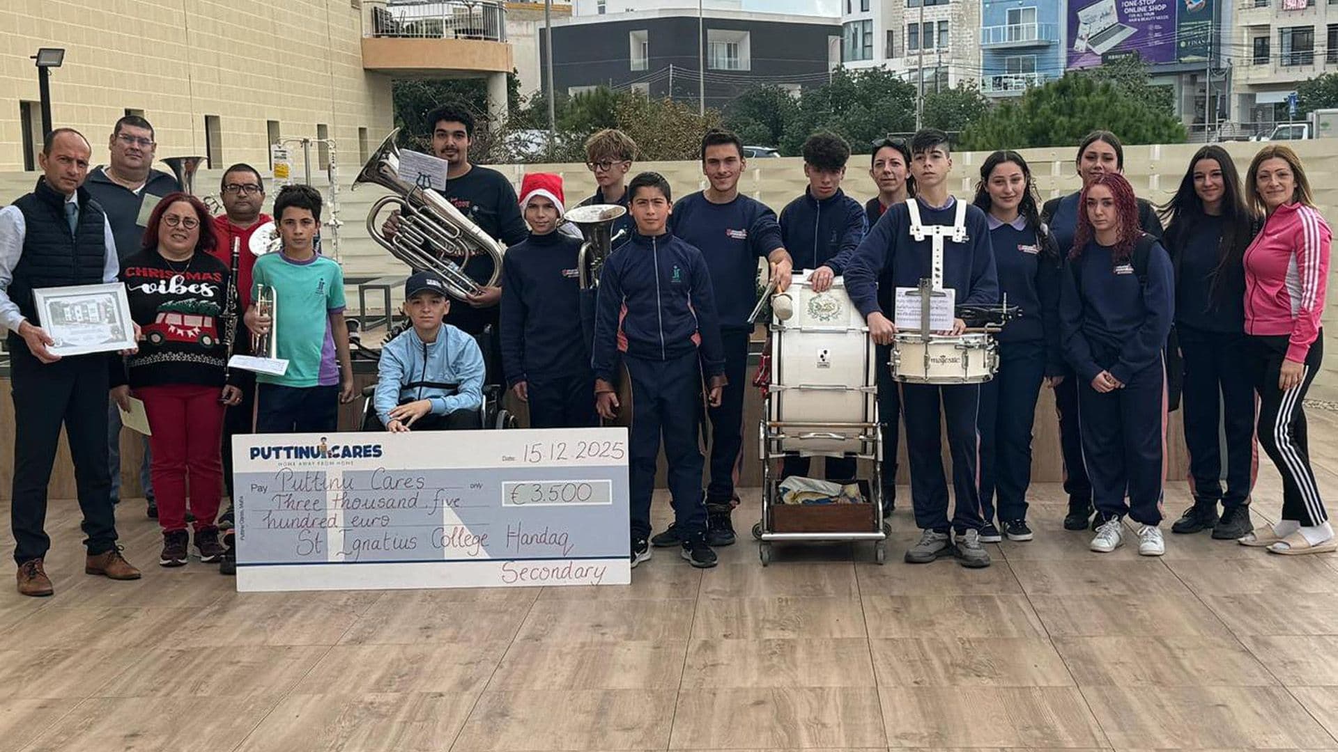 Students Play Songs For Oncology Patients: Raise €3,500