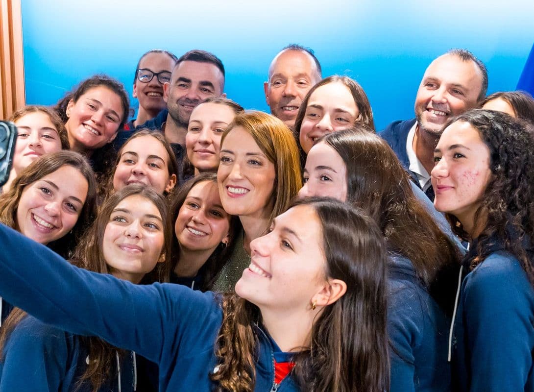 SIRENS ASC WOMEN’S TEAM MEETS EP PRESIDENT ROBERTA METSOLA