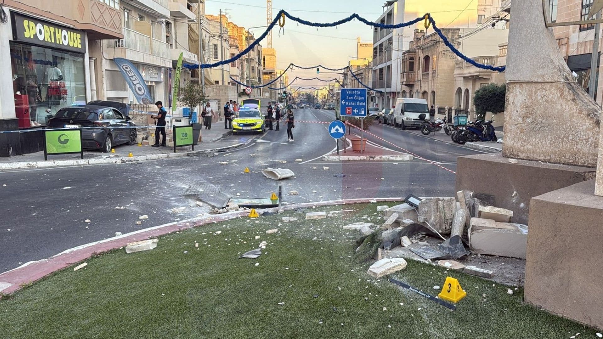 19 Year Old & 50 Year Old Injured After Driver Crashes Into Fgura Roundabout