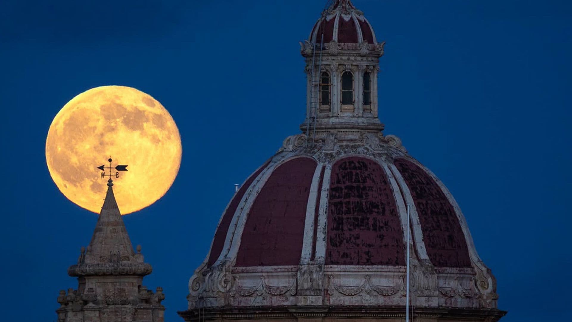 Local Captures Stunning Full Hunter’s Moon Over Ħaż-Żabbar Parish Church