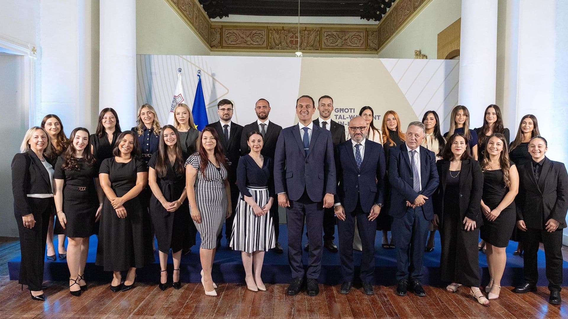 Warrants Presented To 22 New Notaries