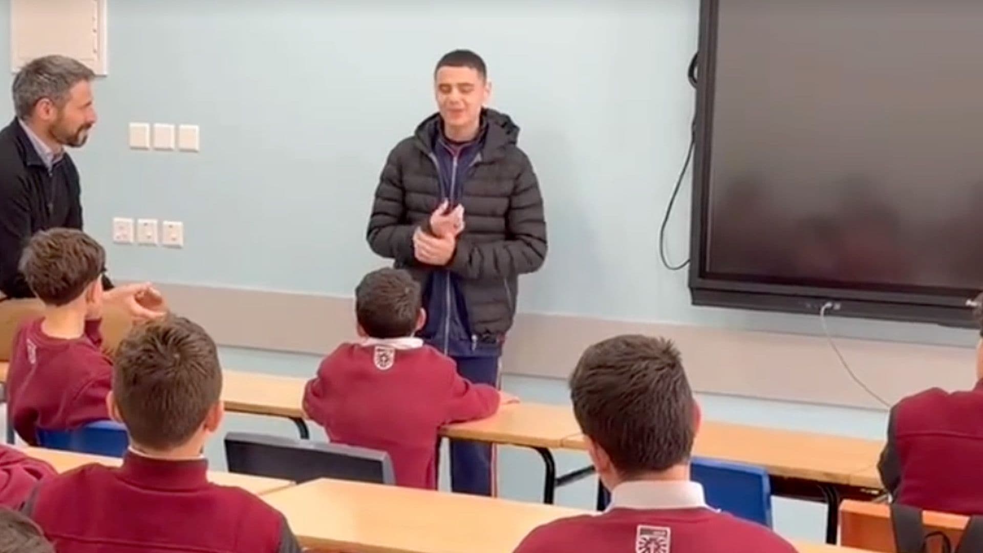 Visually Impaired Kezman Gives Talk To Young Students To Raise Awareness