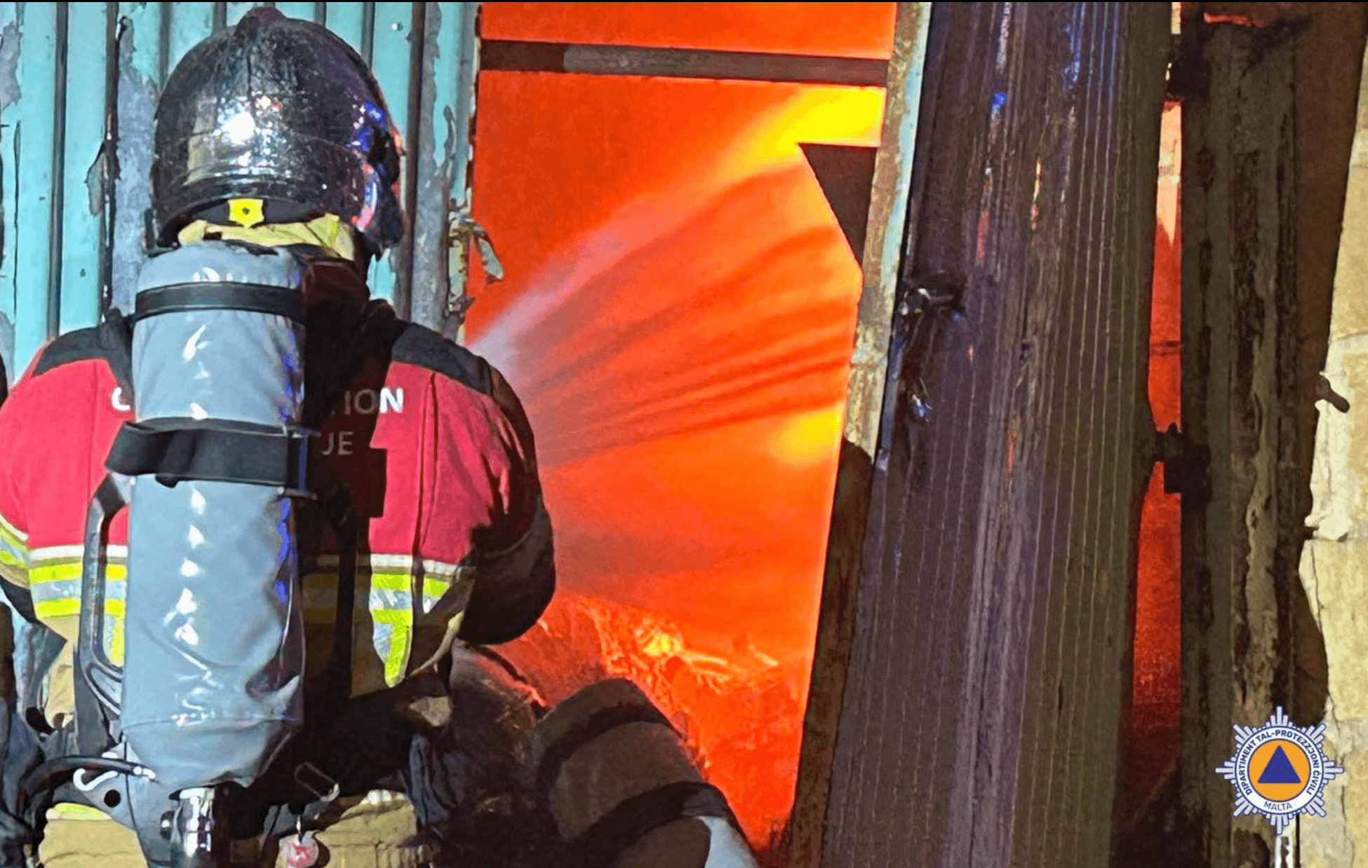 Firefighters Extinguish Rubbish Fire in Ħaż-Żabbar Using 7,000 Litres of Water