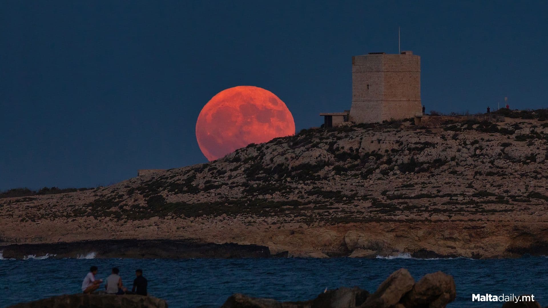 Photographer Captures Last Night’s Rare Super Moon