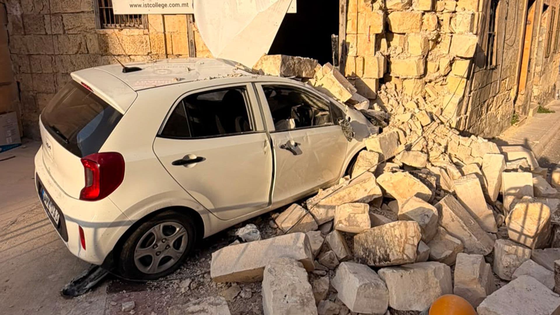 One Week Later Car Remains Lodged in Ħ'Attard Building As Collapse Fears Delay Removal