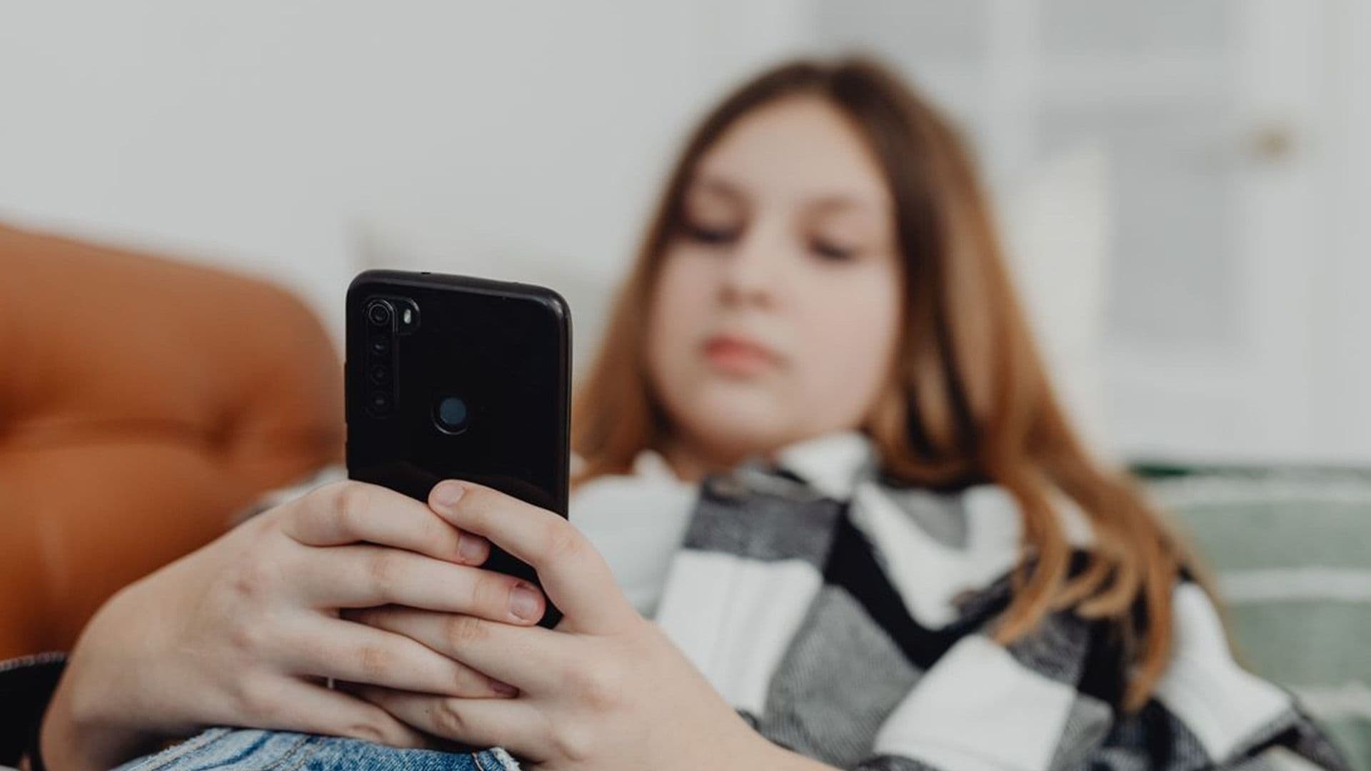 Frances Becomes 1st EU Country To Ban Social Media For Under 15s