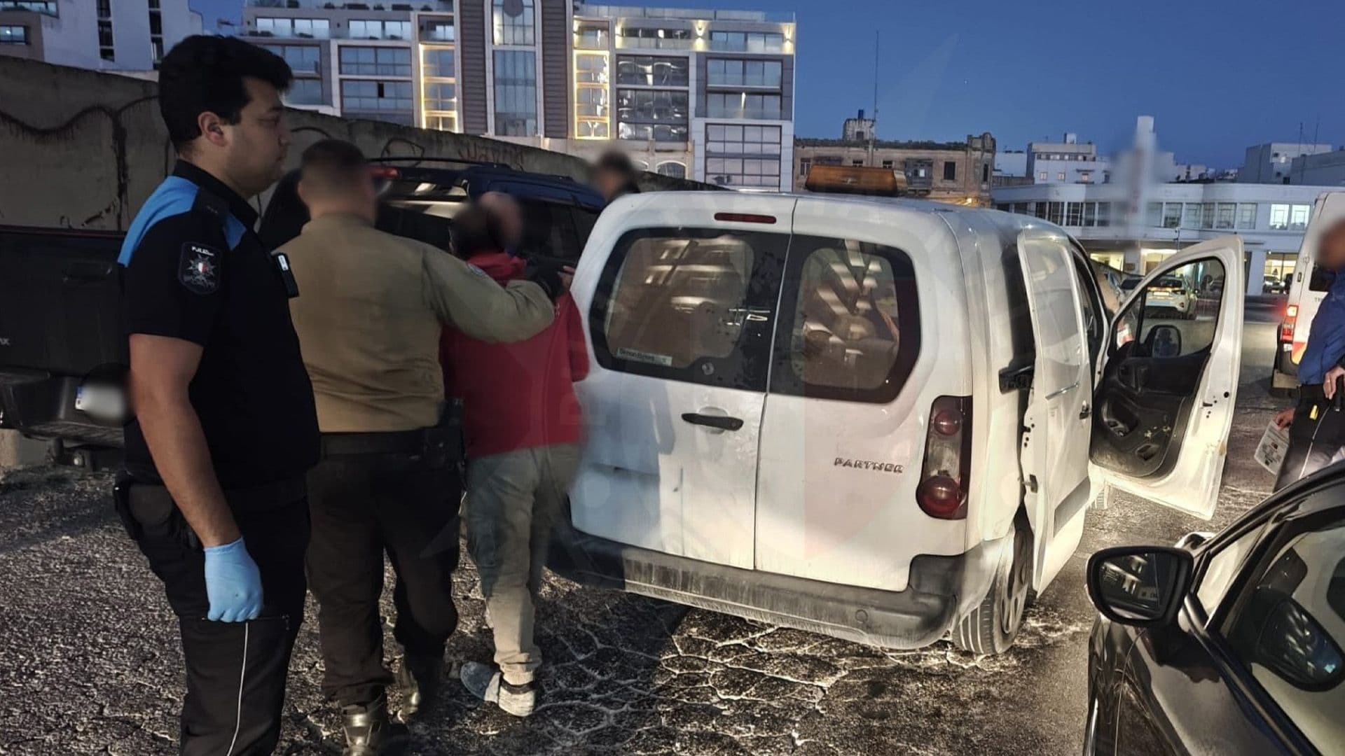 32 Persons Arrested In Gżira After Found Living Illegally, Asking For Money