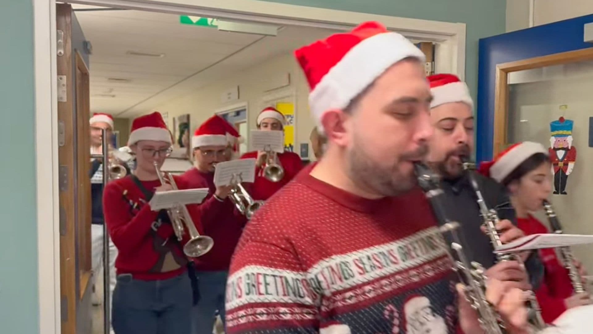 Banda Kunċizzjoni Ħamrun Bring Christmas Cheer To Rainbow Ward