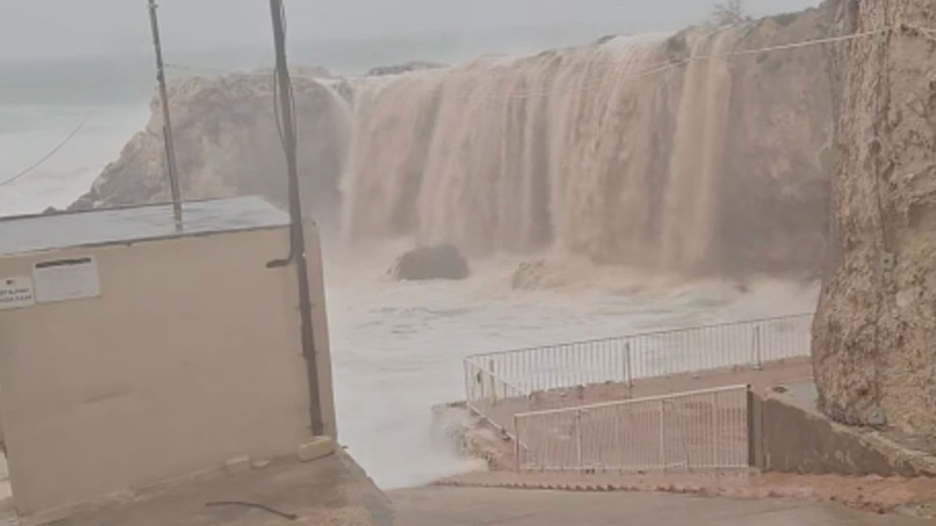 Massive Waves Engulf Għar Lapsi During Storm Harry