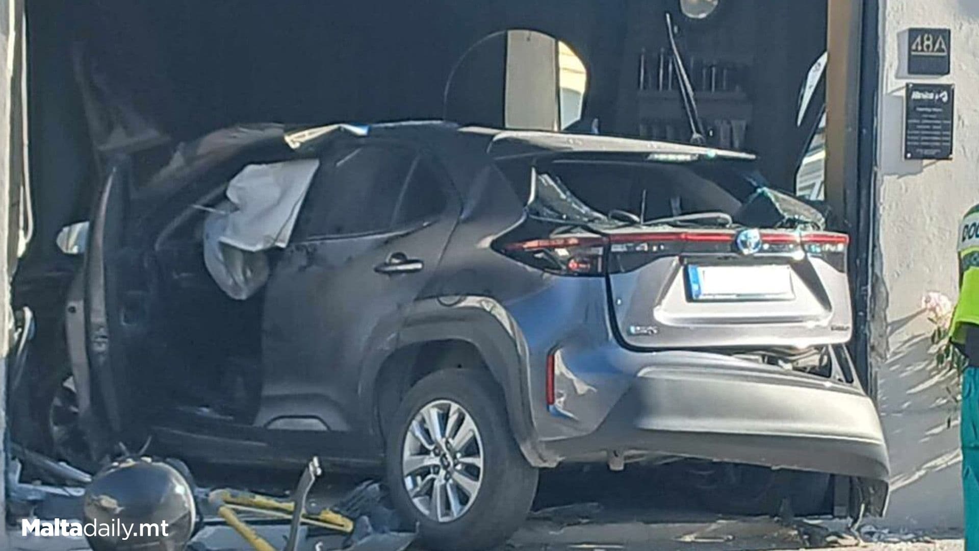 Car Crashes Into Ħamrun Salon: Driver Hospitalised