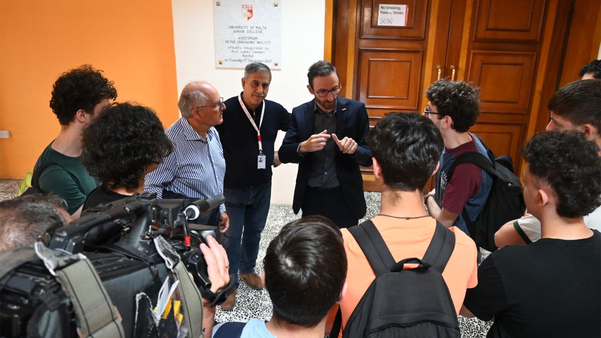 Partit Momentum Visits Students At Junior College