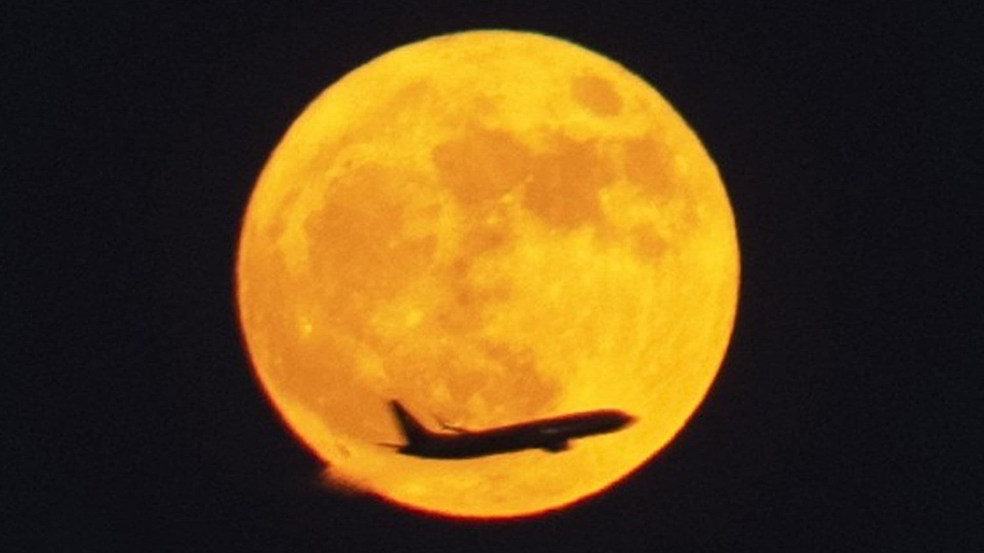 Stunning Image Captures Plane Within The Moon's Circumference Over Fawwara