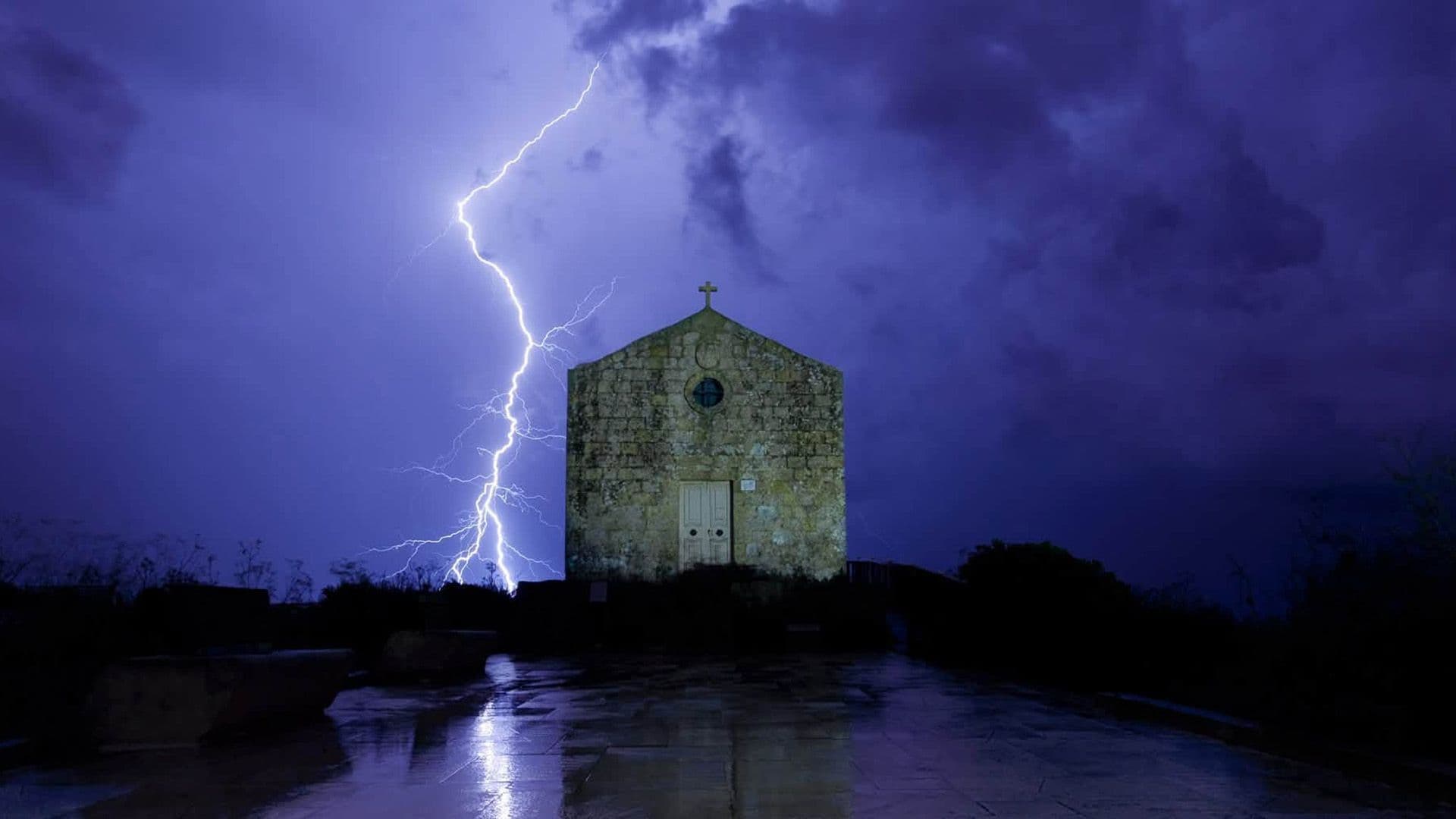 Local Captures Stunning Lightning Strike Photo Behind Dingli Chapel