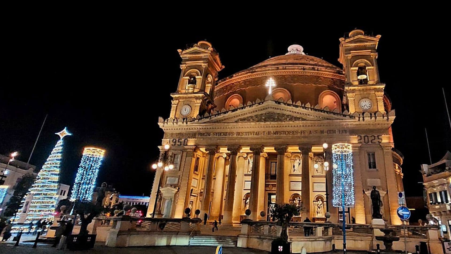 Mosta Town Centre Lights Up For Christmas