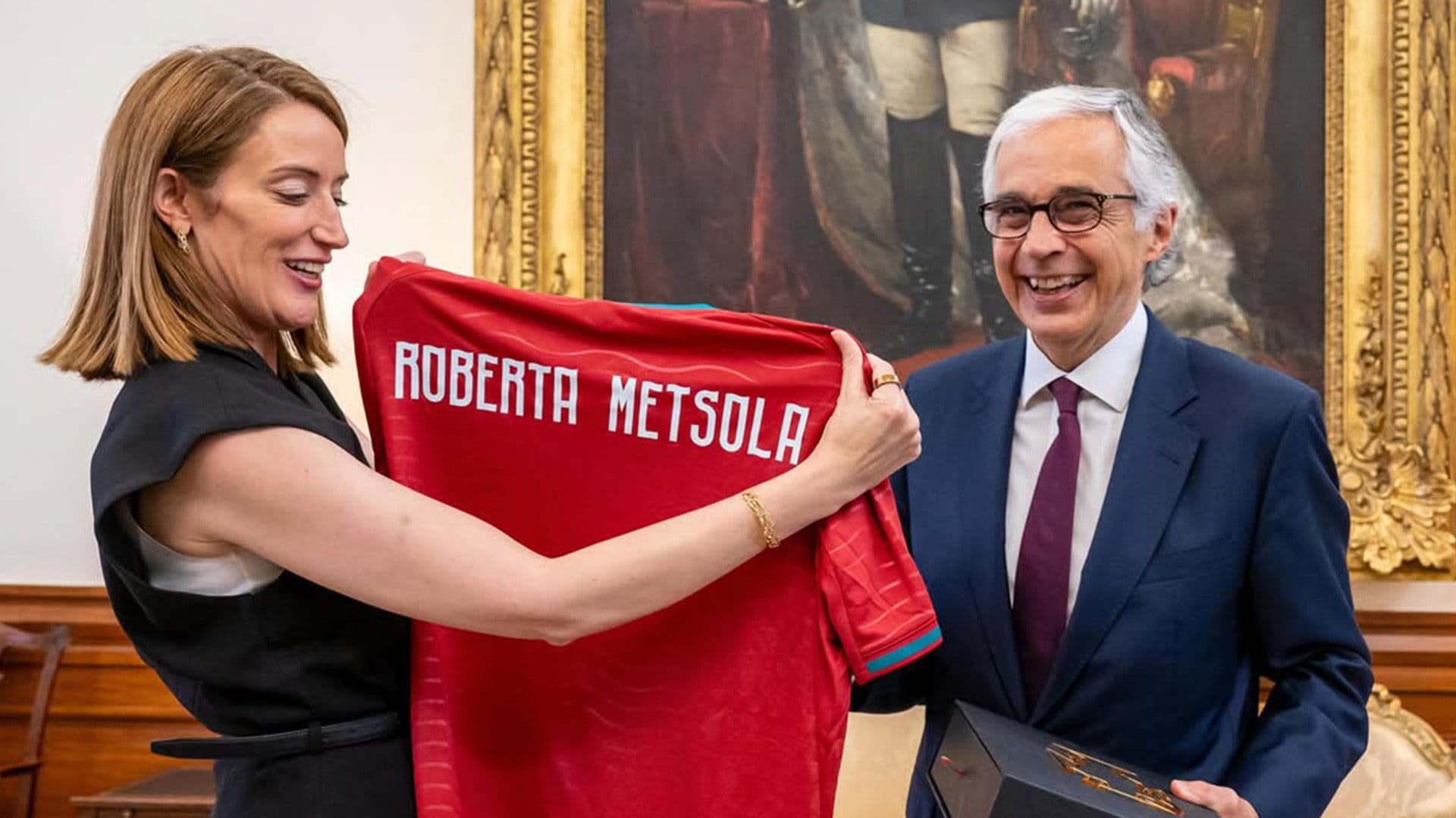 Roberta Metsola Gifted Portugal Shirt During Lisbon Visit