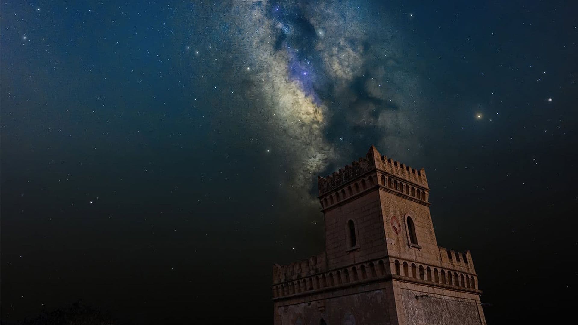 Photographer Captures Stunning Milky Way Over Għar Lapsi Tower