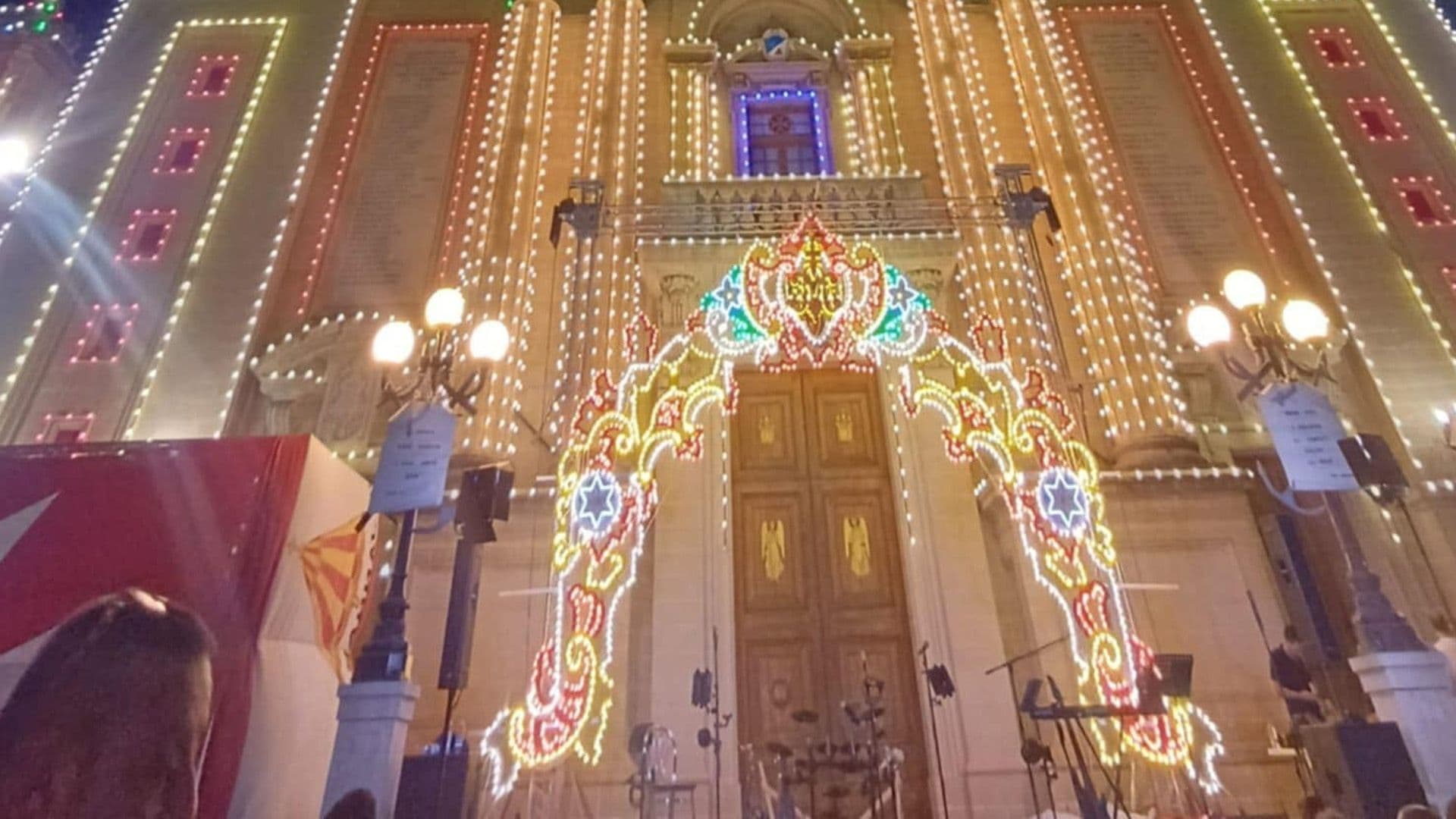 Local Record For Largest Light Pavilion Arc With Over 2,100 Bulbs