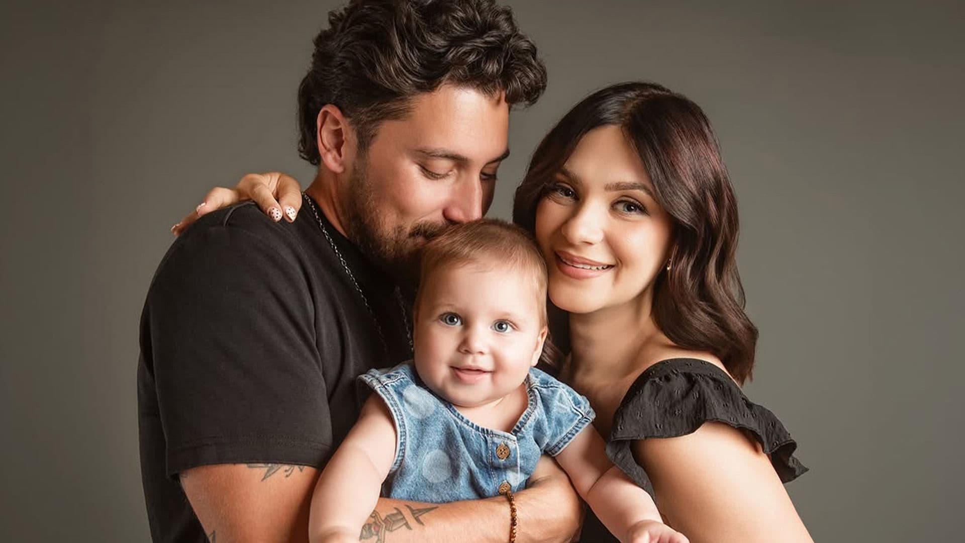 LITTLE MIA MAE STEALS THE SPOTLIGHT IN HEARTWARMING FAMILY PHOTO