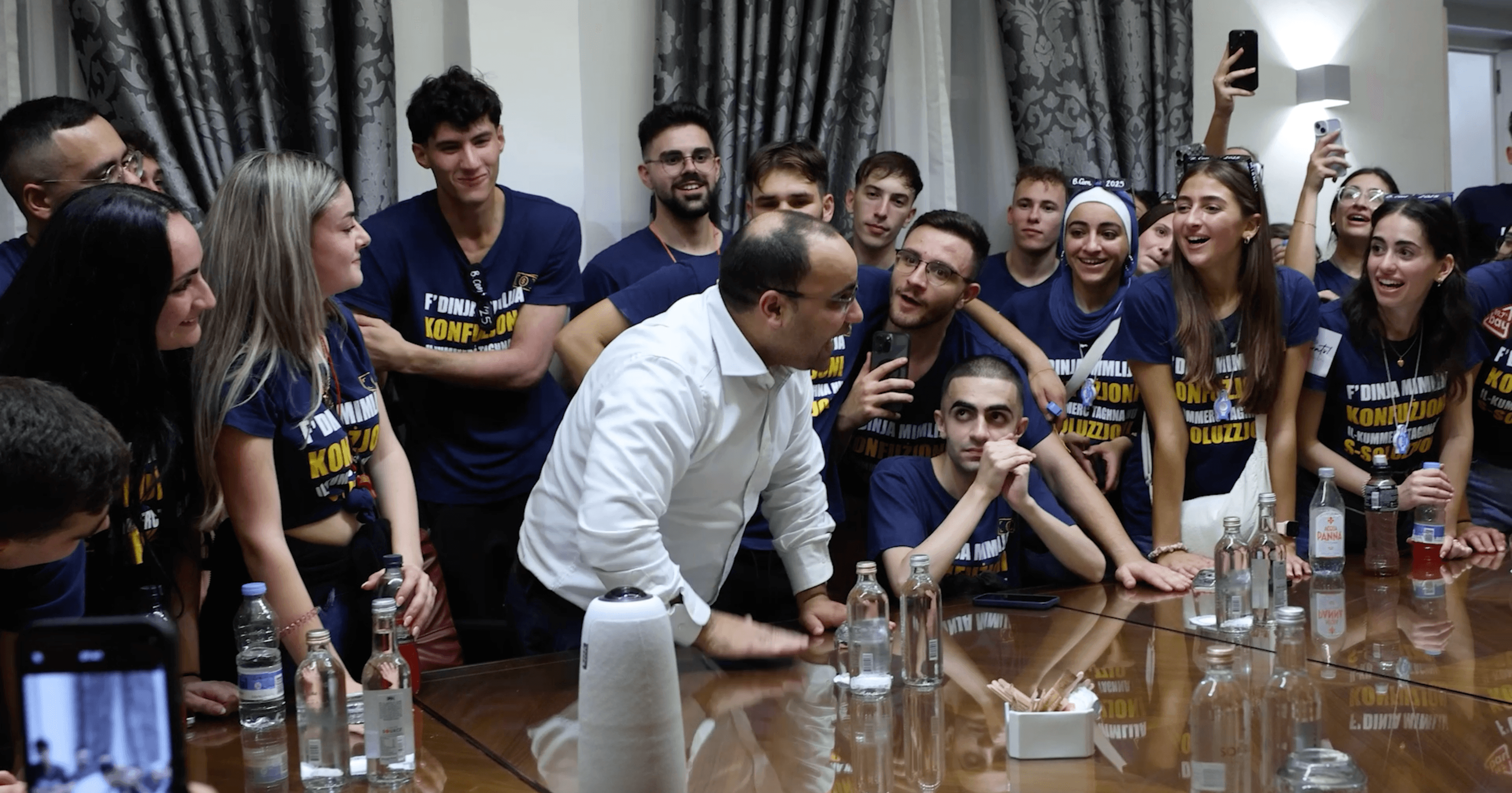 Clyde Caruana Recreates Budget Viral Moment With BCOM Students During Buscade