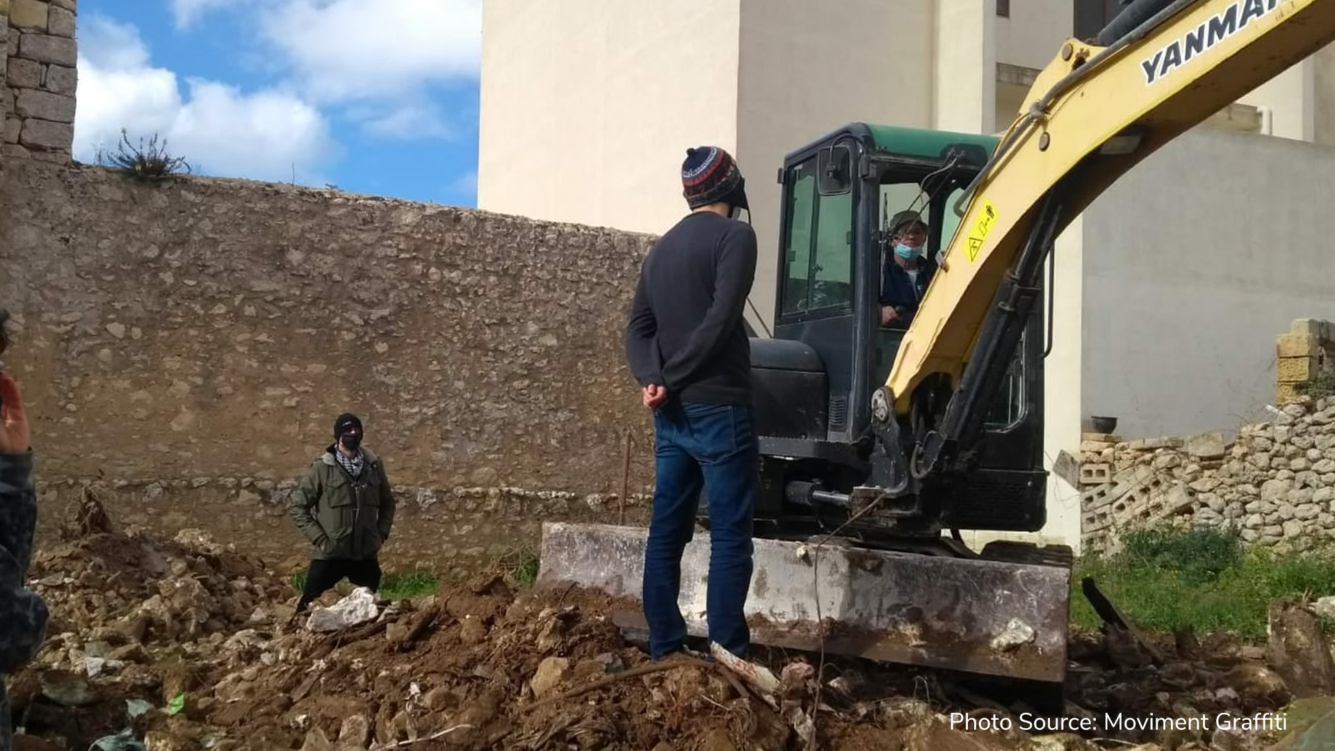 Moviment Graffiti activists protests force back construction machinery in Dingli
