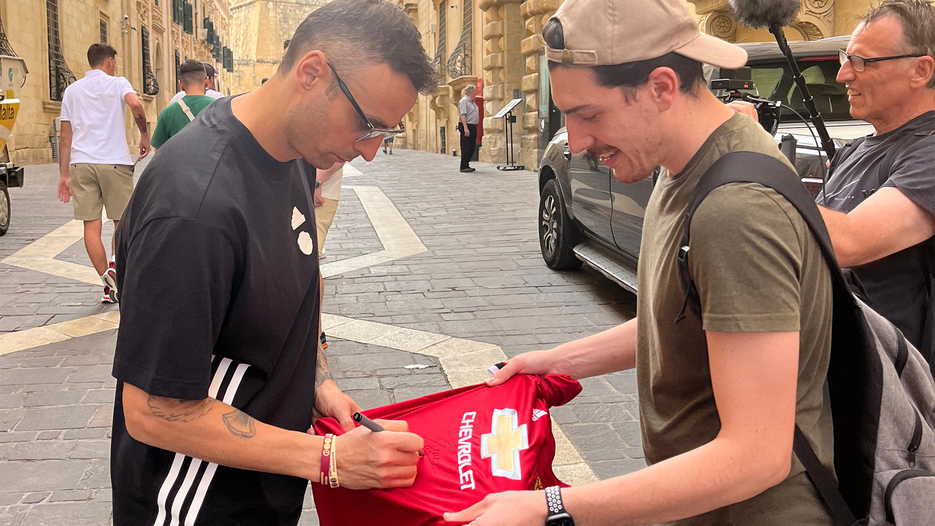Dimitar Berbatov Has Wholesome Fan Meeting Whilst Walking In Valletta