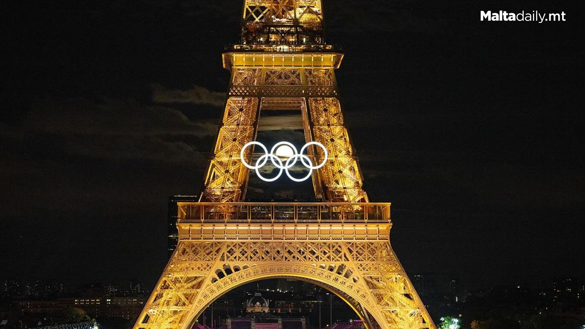 Photographer Captures Full Moon Through Olympics Rings