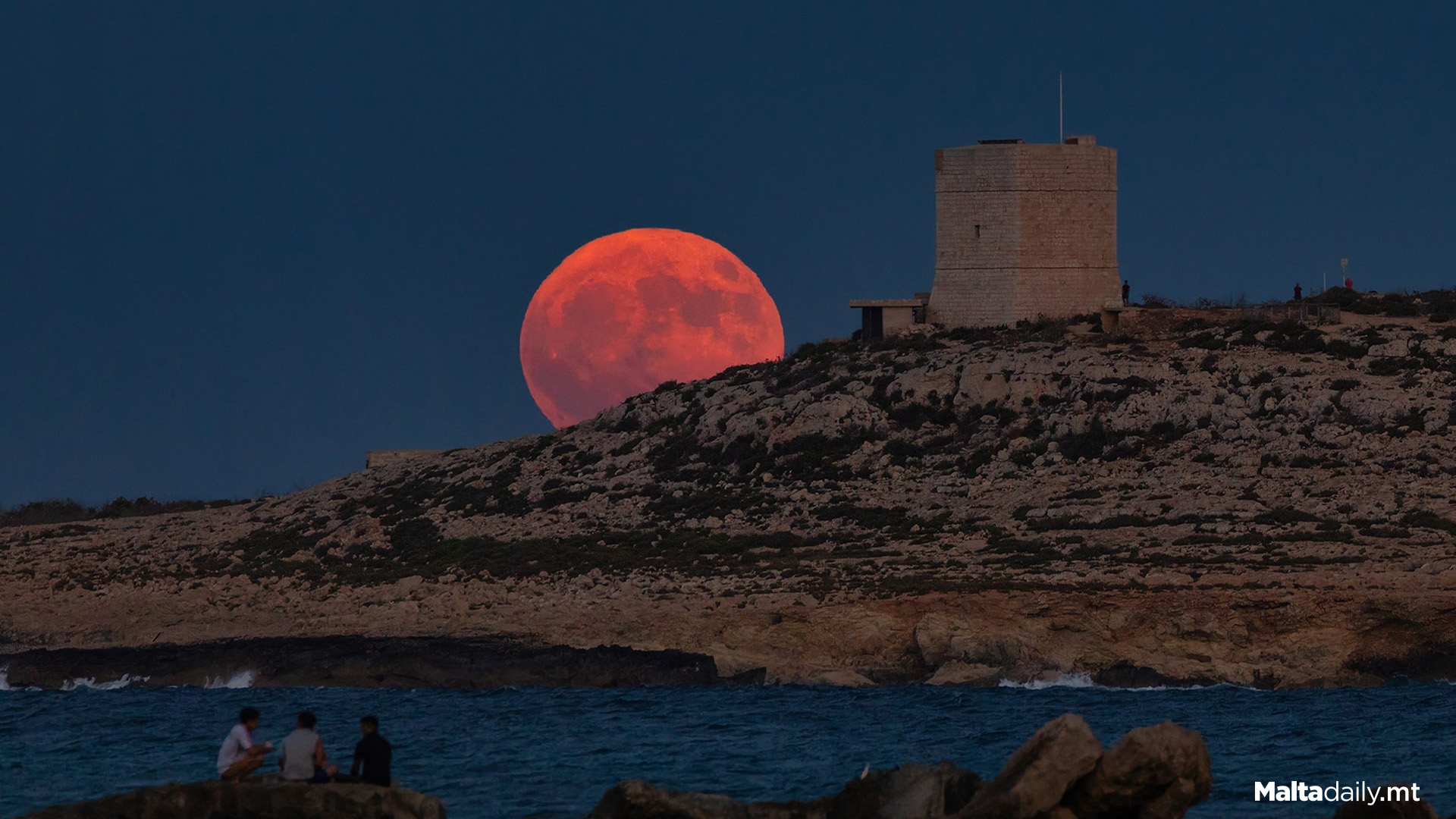 Photographer Captures Last Night's Rare Super Moon